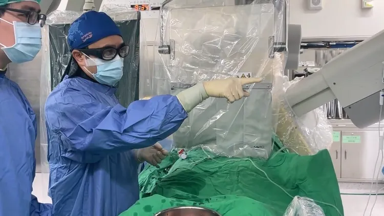 醫師進行心導管檢查。亞大附醫提供