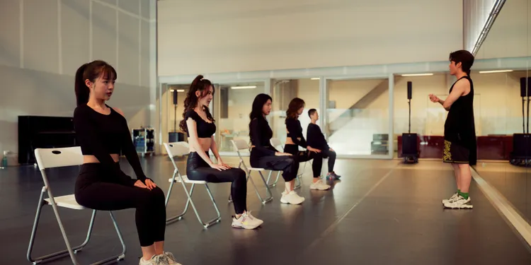 林廷憶、曾莞婷、楊謹華、陳庭妮、謝瓊煖（由左至右）練舞超敬業。Netflix提供