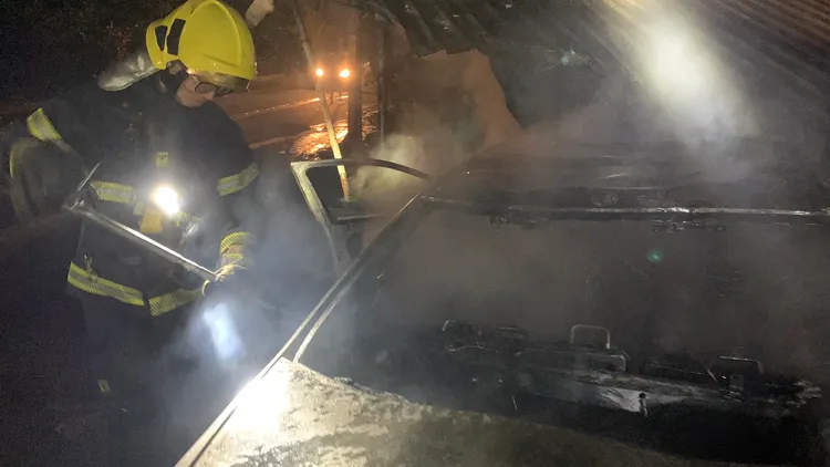 屏東縣高樹鄉中正路昨晚發生火燒車事故，母子不幸往生，僅父親骨折就醫。翻攝畫面