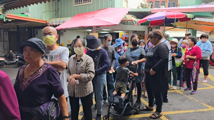 民眾排隊兌換物調券。民眾提供