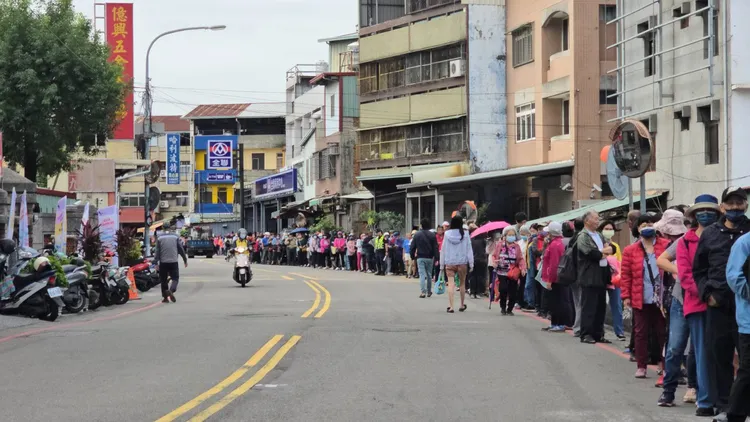 霧峰公有市場物調券兌換情況熱烈。江和樹提供