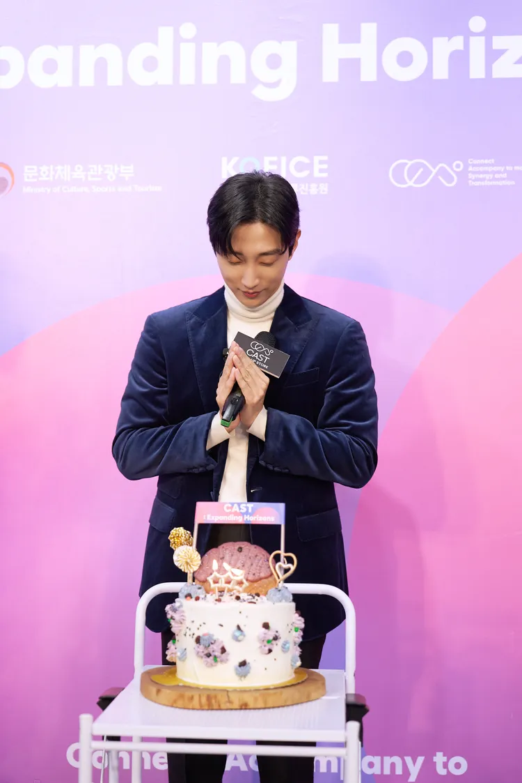 振永低頭許願。CAST提供