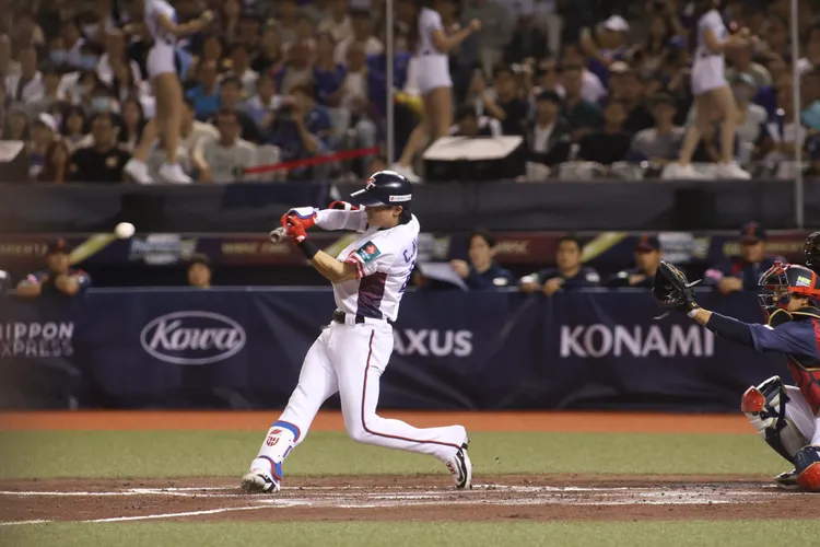 陳傑憲擊出中華隊首安。  彭欣偉攝