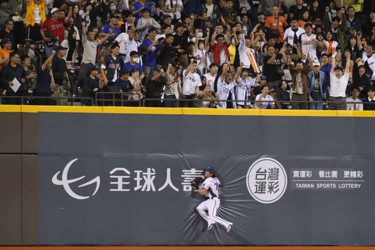 陳傑憲完成美技接殺。   彭欣偉攝