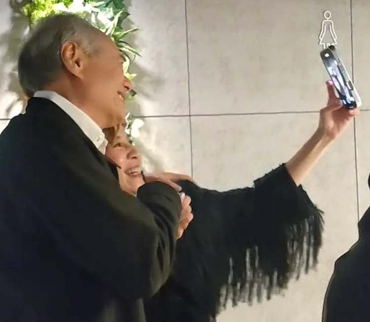 吳君如一直找李安自拍。王思穎攝