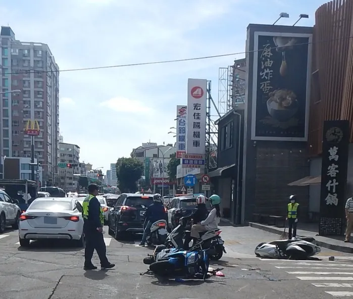 2輛機車在路口碰撞。民眾提供