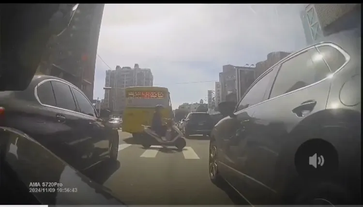 當時路口車多停等號誌，2名騎士視線疑受到影響。民眾提供