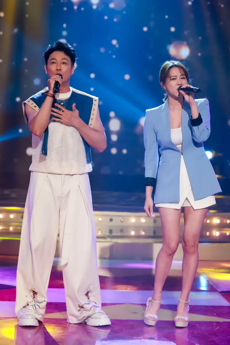 王燦（左）與蘇晏霈合唱《姻緣天注定》。民視提供