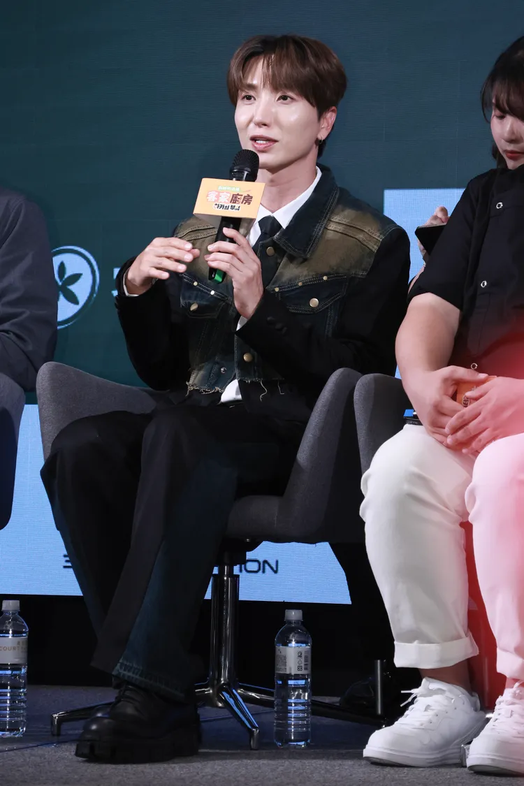 利特以客家話「細妺按靚」和媒體打招呼。彭欣偉攝