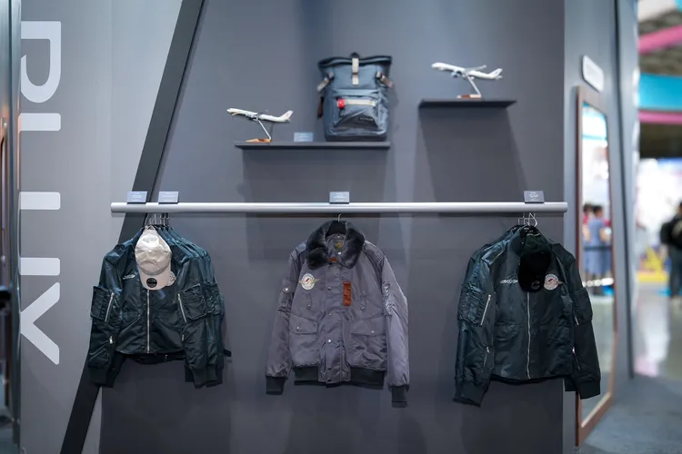 星宇航空於ITF旅展首次展出升級版A350高級訂製款飛行夾克。星宇航空提供