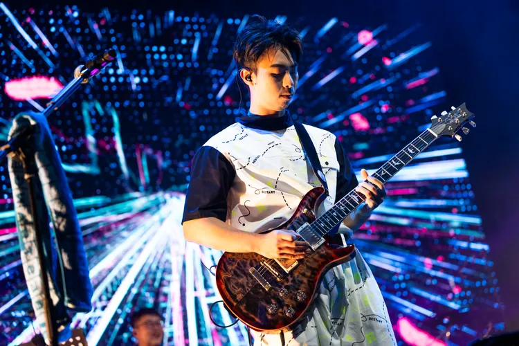 理想混蛋吉他手建廷。圖／何樂音樂提供