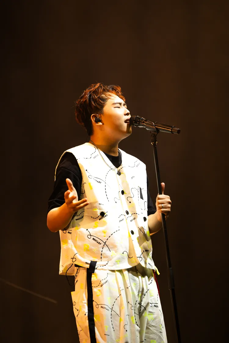 主唱雞丁苦練陳奕迅《任我行》，實現與粉絲的約定。圖／何樂音樂提供