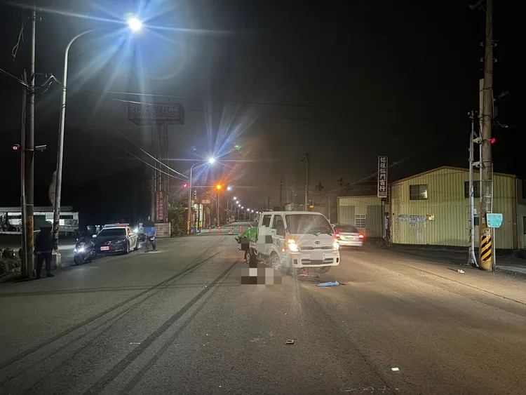 賴男腳踏車卡在小貨車底。民眾提供