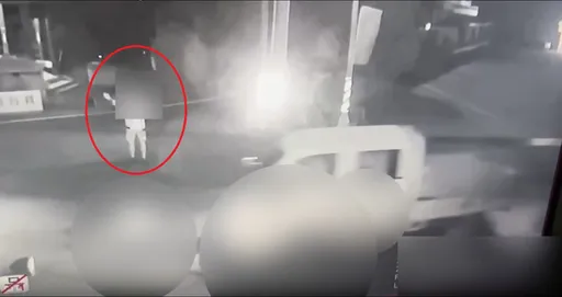 苗栗單車翁過馬路被撞!駕駛下車示警卻來不及 目睹2小貨車接連輾過