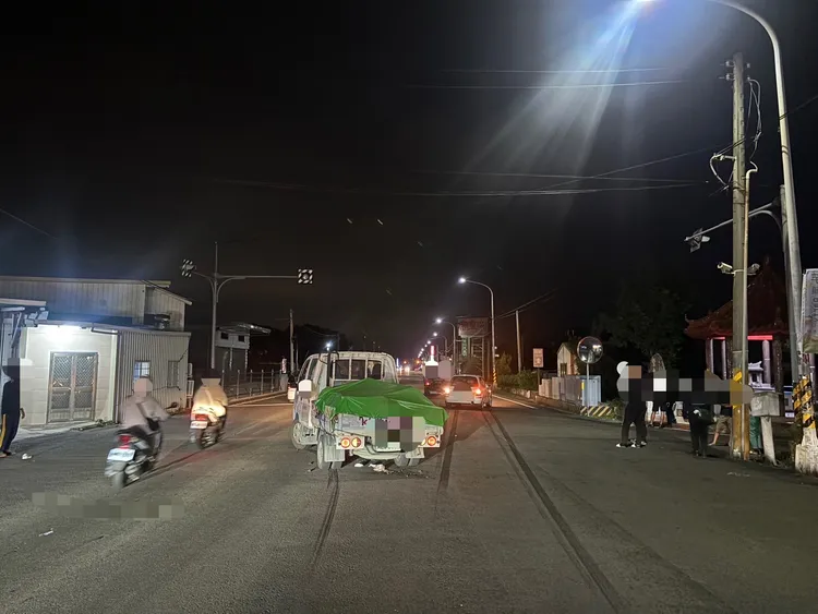 賴男被自小客車撞上後，又先後遭2輛小貨車撞擊。民眾提供