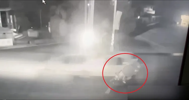 賴男騎腳踏車過馬路被撞。民眾提供