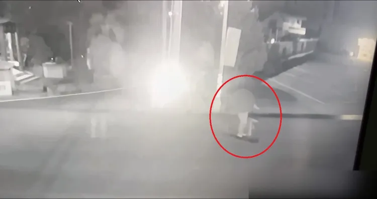 賴姓老翁騎腳踏車過馬路。民眾提供