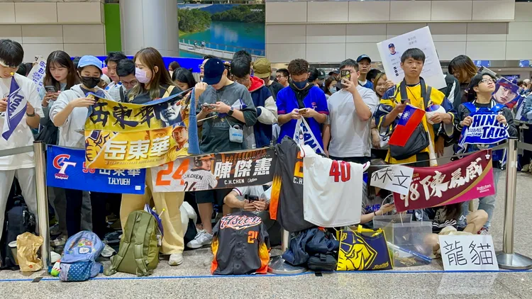 中職各隊粉絲都到桃園機場接機。特勤中心攝
