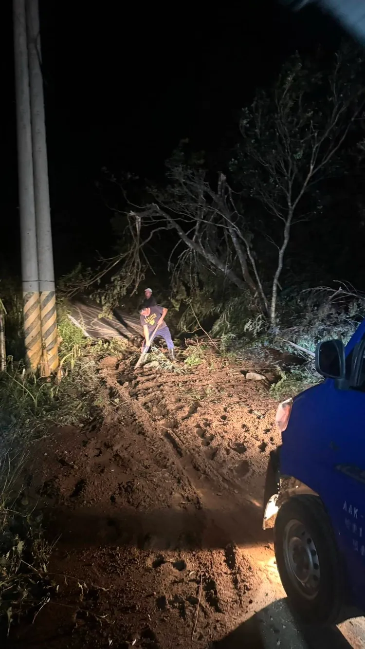 山上青年挖土石清出一條小路。民眾提供