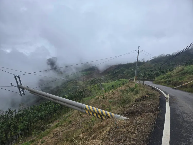 山區電桿被吹倒讓災後第二天赤科山居民仍處於停電狀態。李光濱攝