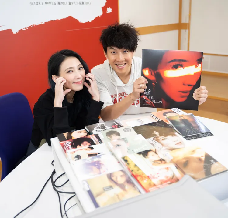 Dennis在節目現場準備戴佩妮出道至今發行過的每張實體專輯，一一回顧專輯創作歷程及特別回憶。Hit Fm聯播網提供