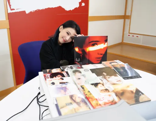 Dennis秀10年前剪報曝巧合 戴佩妮10年後再曝重大喜訊