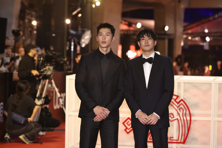 許光漢（左）、導演藤井道人。彭欣偉攝