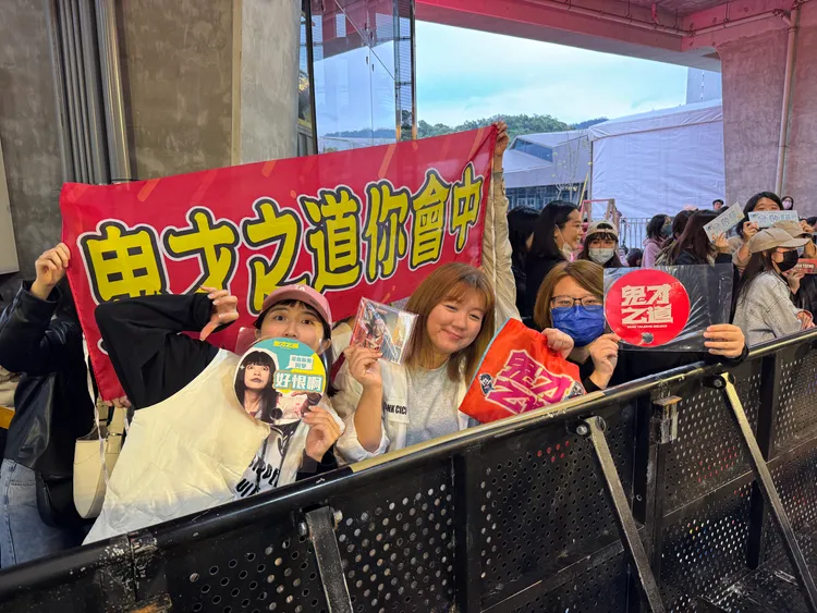 粉絲相當熱情。彭欣偉攝