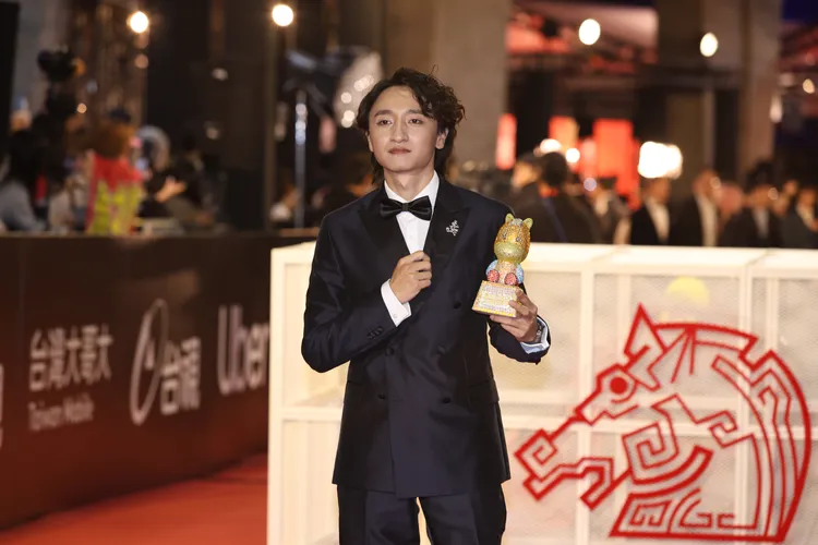 林政勳帶著媽媽貼水鑽的金馬。彭欣偉攝