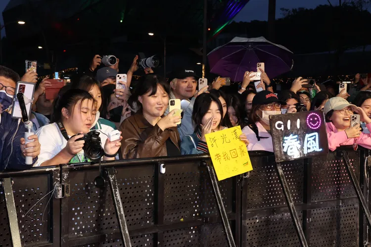 粉絲冒雨追星。莊宗達攝