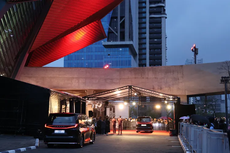 來賓搭禮車抵達紅毯。莊宗達攝