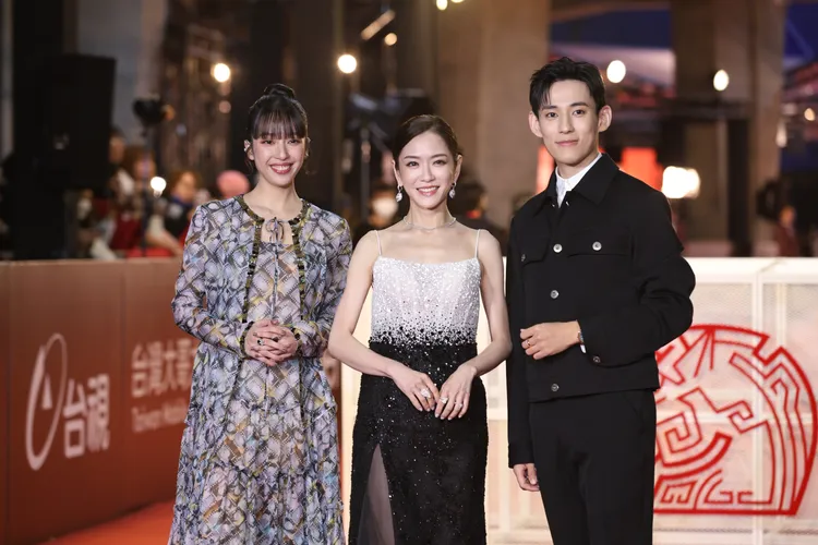楊千霈（中）帶領徐鈞浩（右）、王渝萱主持本屆金馬星光大道。彭欣偉攝