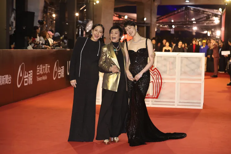 張艾嘉（中）與片中女兒林嘉欣（左）、劉奕兒。彭欣偉攝