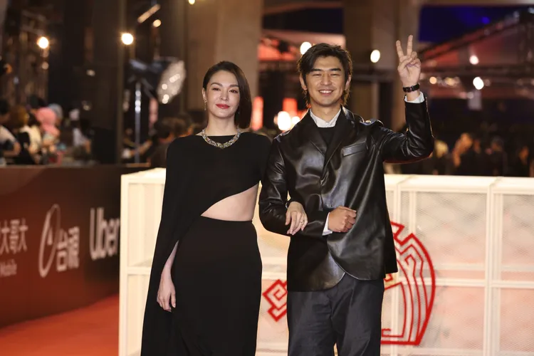 張榕容（左）和陳柏霖攜手走紅毯。彭欣偉攝