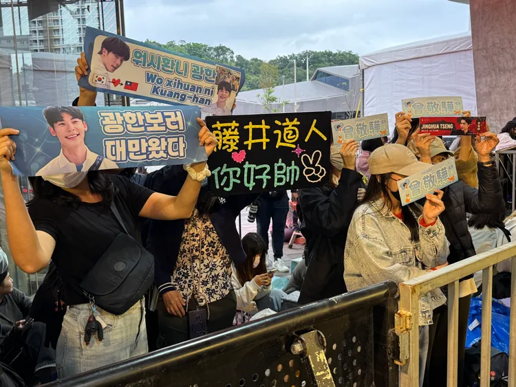 場邊粉絲準備各式道具。彭欣偉攝