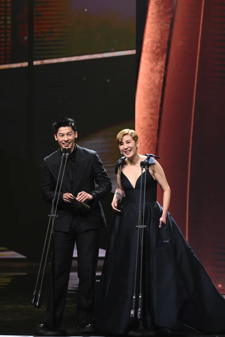 吳君如（右）、許光漢搭檔頒獎。金馬執委會提供