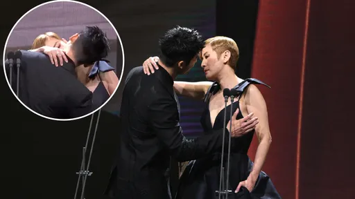 吳君如金馬舞台激吻許光漢嗨喊：老公！　「當場揪約會」全網笑瘋：自肥啊