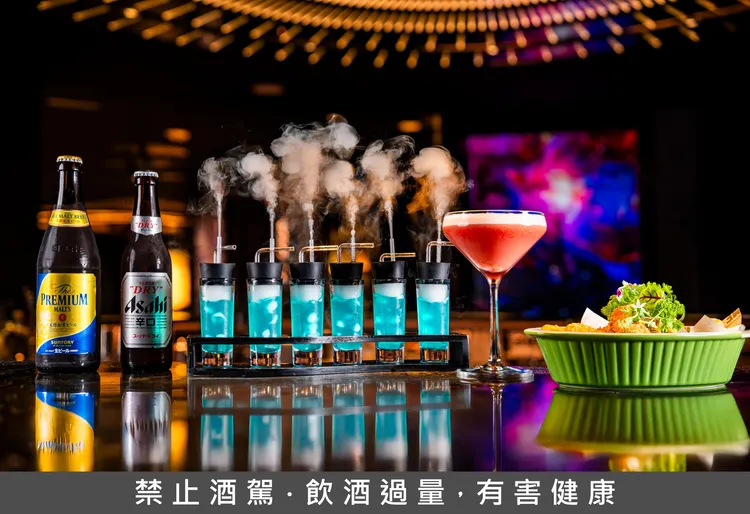 跨年套票搭配限定酒水無限暢飲及炸物拼盤套組，兩人同行售價2025元。業者提供