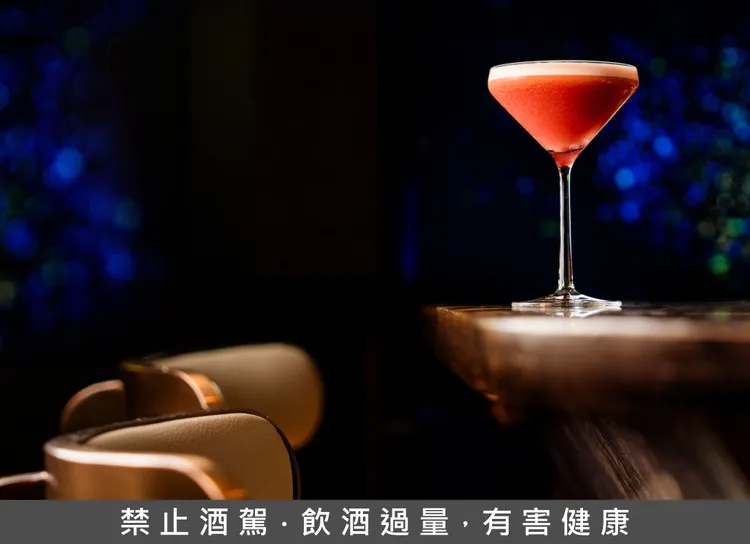 限定特調「紅塵」，以龍舌蘭基酒，韵和花果茶及葡萄柚風味，揉合出酸甜滋味。業者提供