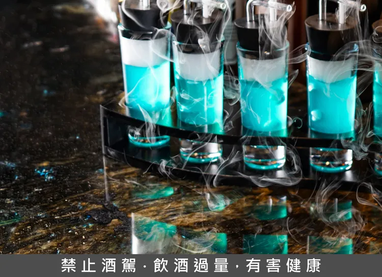 名廚江振誠為「Chun Bar・春 酒吧」研發的創意調酒Smurf-Shot「藍色小精靈」。業者提供