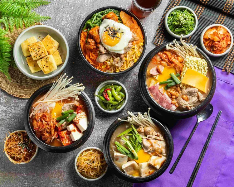 桃園A8店推出菘韓館「人蔘雞套餐」會員獨享價1111元等雙11優惠。Global Mall提供