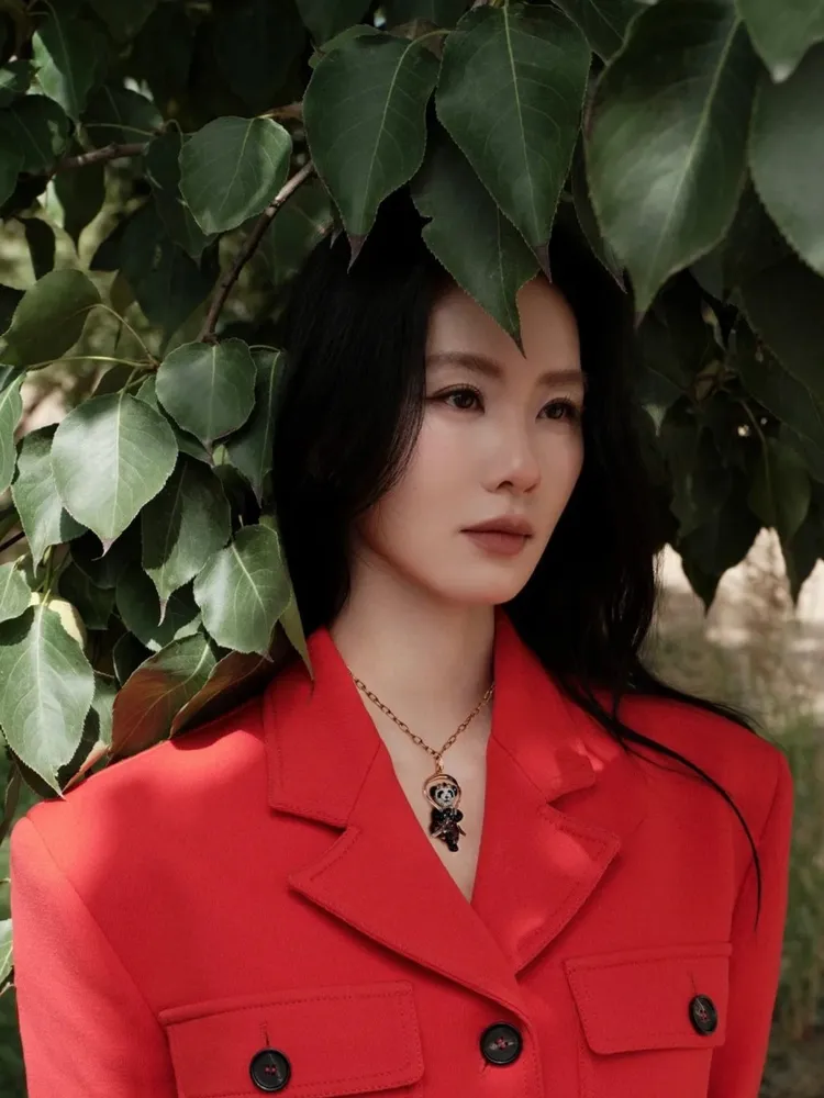 劉詩詩搭配Qeelin「敦煌BoBo」熊貓水鑽項鍊。品牌提供