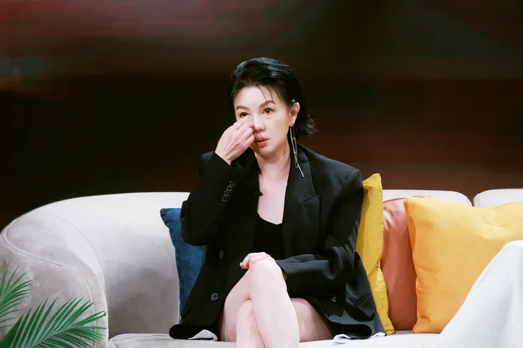 苗可麗回憶早年拍戲被導演狂罵而落淚。民視提供