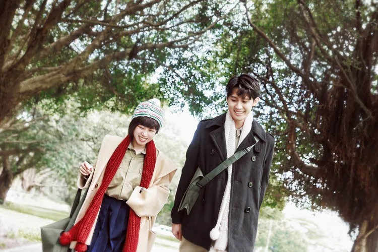 扮演苗可麗、校草的鄭茵聲（左鄉）和李玉璽穿得像韓劇《冬季戀歌》一樣，還原當時走過春夏秋冬、走到腳指發炎的情境。民視提供