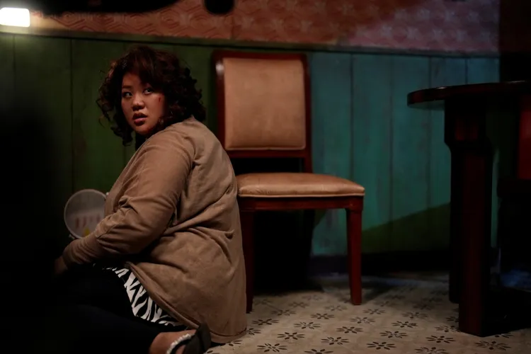 蔡嘉茵演出《鳳姐》挺著孕肚拍攝打架動作戲，現場維護做好做滿。后花園影像製作提供