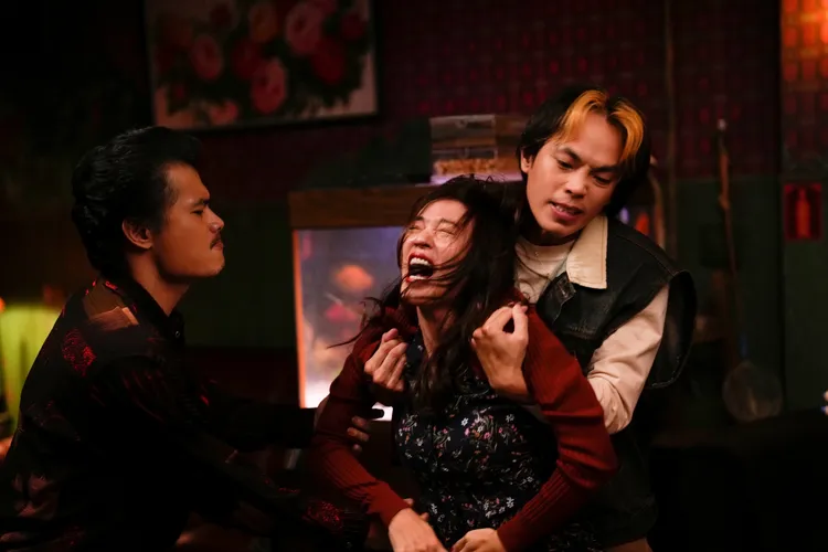 高宇蓁(中)在茶室大亂鬥中，邊叫邊被狠狠抓著，表情痛苦。后花園影像製作提供