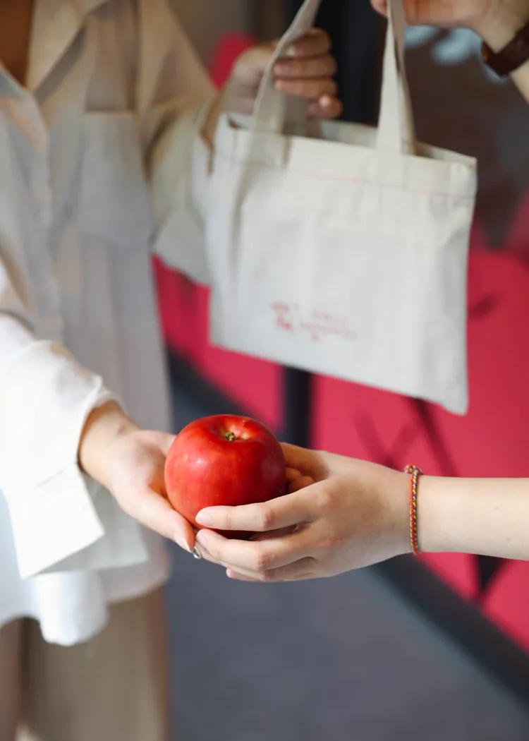 即日起，於微熱山丘體驗門市購買蘋果酥6個裝或10個裝，即贈送青森紅玉蘋果一顆，與大家共度蘋果季。業者提供