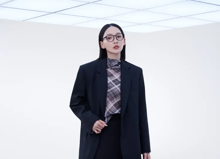 林映唯換上西裝外套、透膚格紋上衣當起質感OL。品牌提供