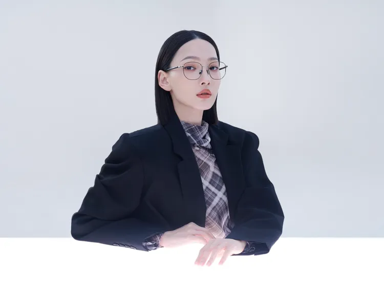 林映唯搭配OWNDAYS「BLACK COLLECTION」METAL金屬鏡框系列。品牌提供