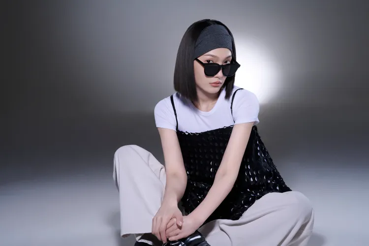 林映唯以亮片吊帶外搭背心配上寬版頭帶打造酷帥潮流氣息。品牌提供